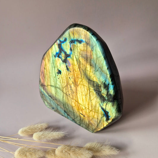 Edelstein Lila Labradorit Herz Palmstein – Intuition, Schutz &amp; Mystische Kraft