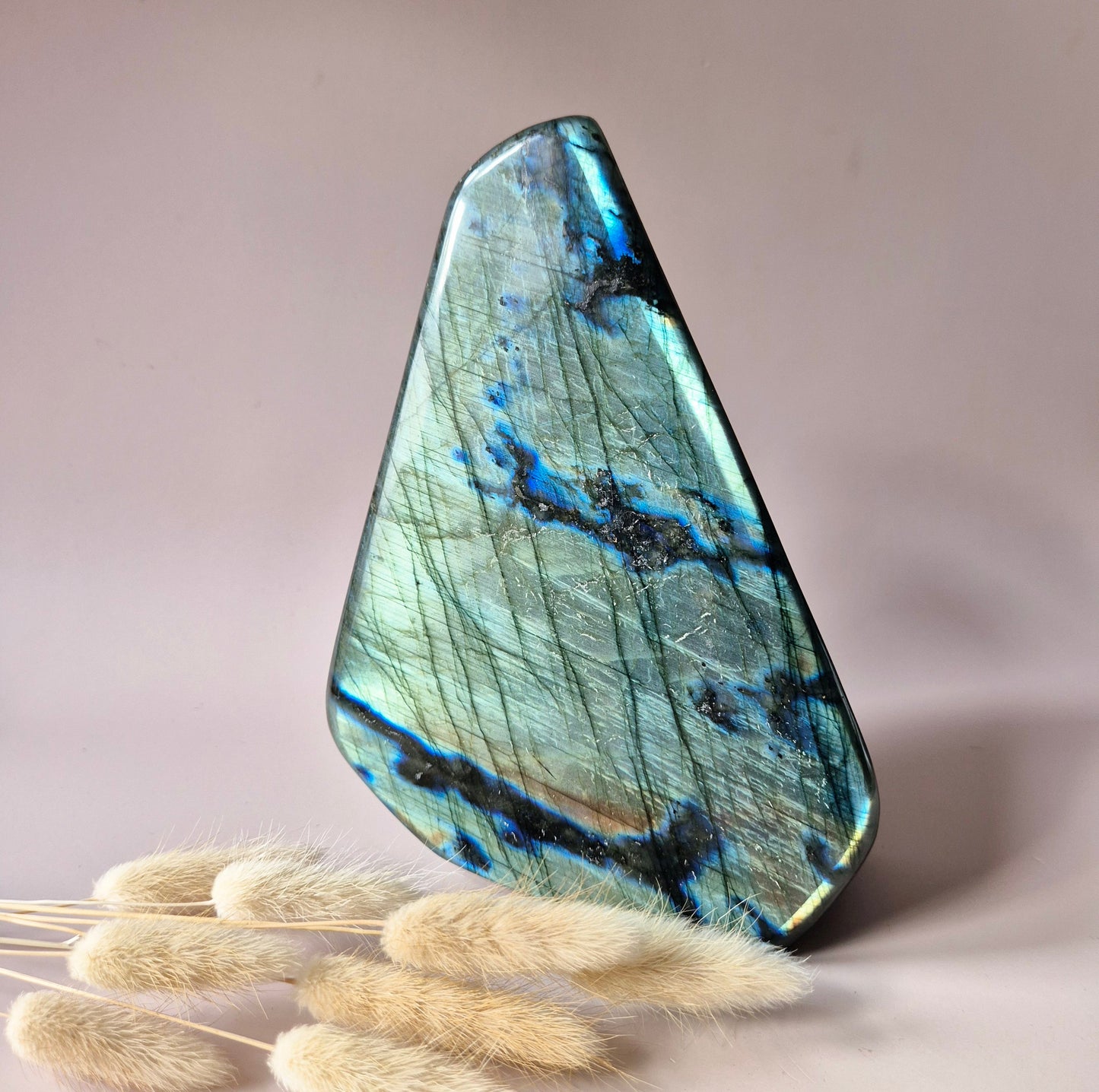 Edelstein Lila Labradorit Herz Palmstein – Intuition, Schutz &amp; Mystische Kraft