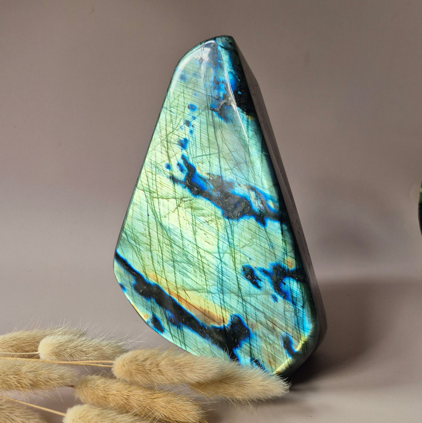 Edelstein Lila Labradorit Herz Palmstein – Intuition, Schutz &amp; Mystische Kraft