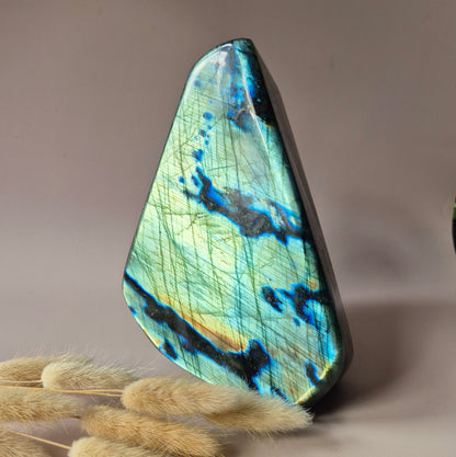 Edelstein Lila Labradorit Herz Palmstein – Intuition, Schutz &amp; Mystische Kraft