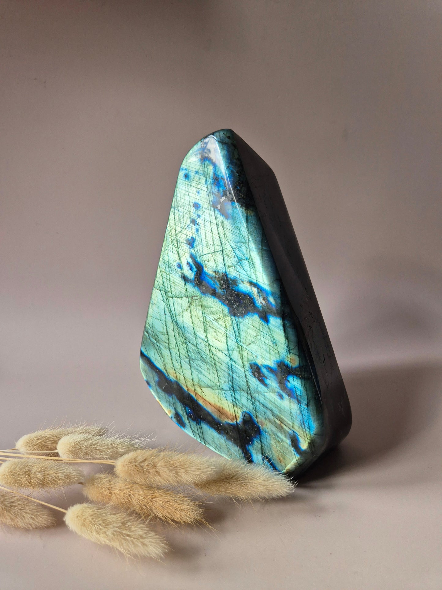 Edelstein Lila Labradorit Herz Palmstein – Intuition, Schutz &amp; Mystische Kraft