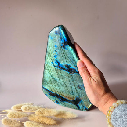 Edelstein Lila Labradorit Herz Palmstein – Intuition, Schutz &amp; Mystische Kraft