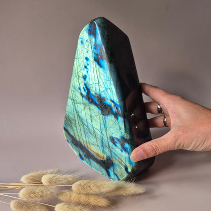 Edelstein Lila Labradorit Herz Palmstein – Intuition, Schutz &amp; Mystische Kraft