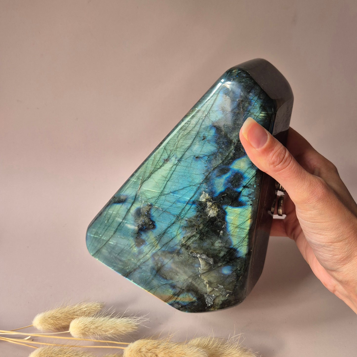 Edelstein Lila Labradorit Herz Palmstein – Intuition, Schutz &amp; Mystische Kraft