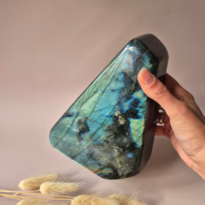 Edelstein Lila Labradorit Herz Palmstein – Intuition, Schutz &amp; Mystische Kraft