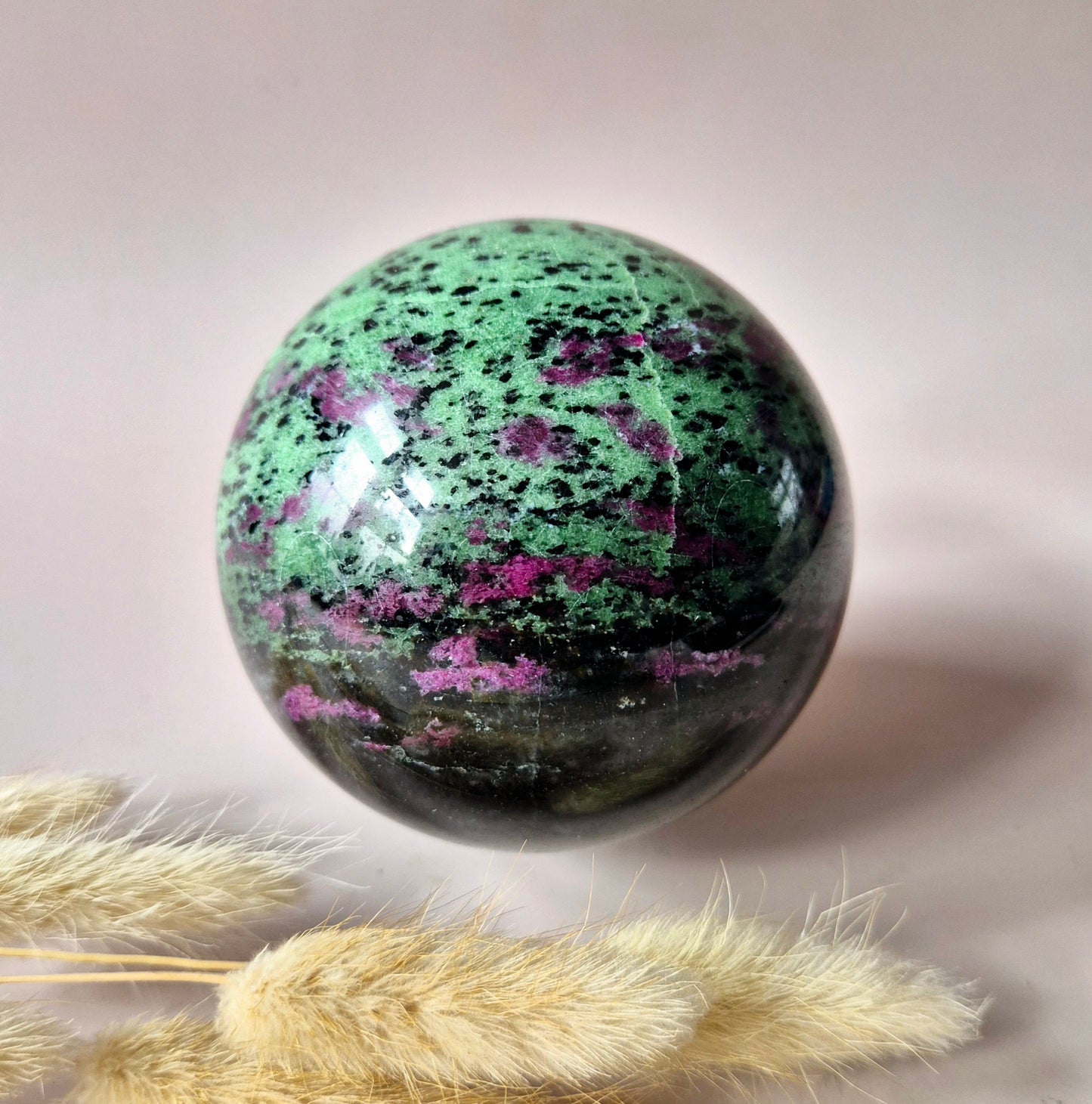 XL Ruby in Zoisiet Edelsteen Bol – 85 mm / 1040 g – Kracht & Passie in Balans