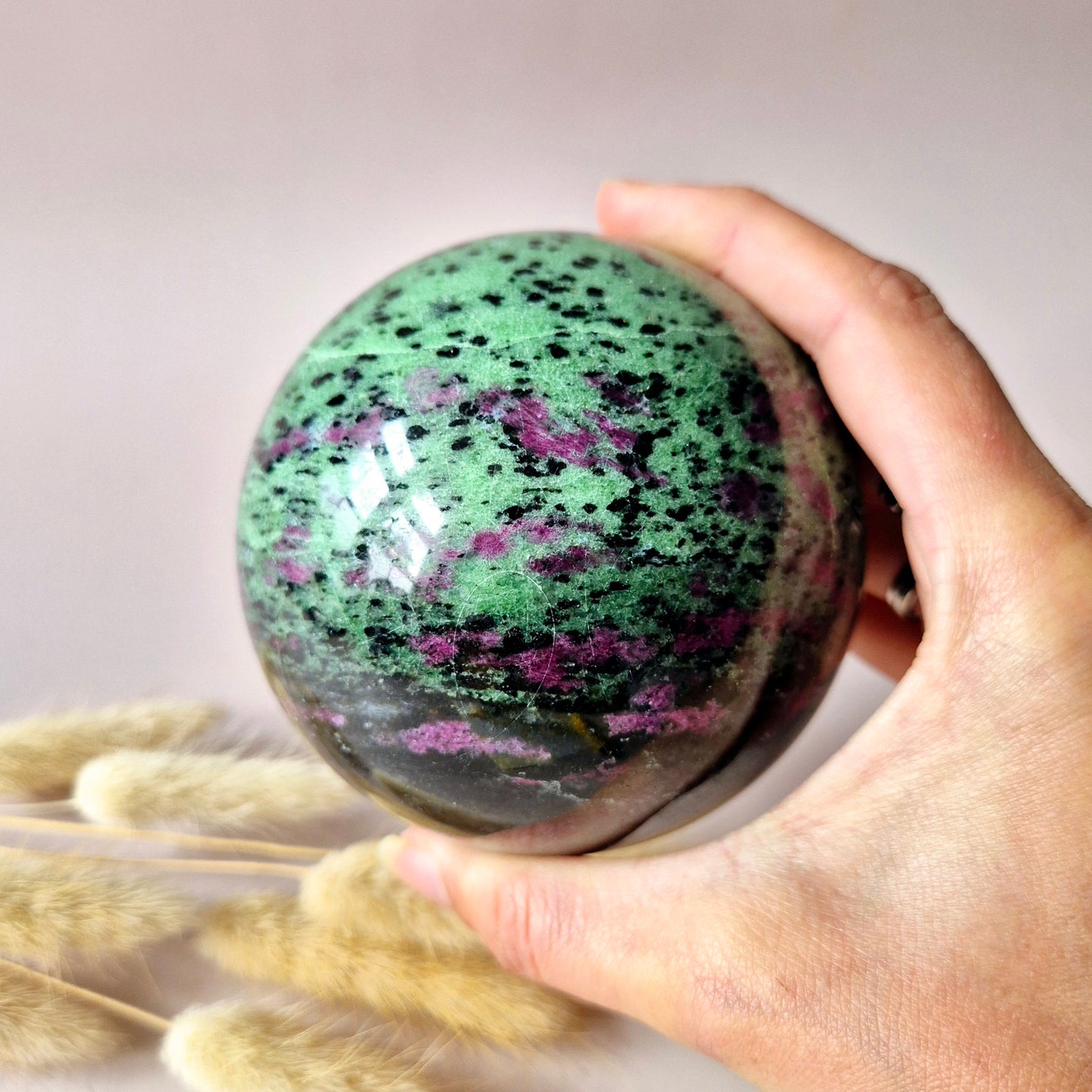 XL Ruby in Zoisiet Edelsteen Bol – 85 mm / 1040 g – Kracht & Passie in Balans