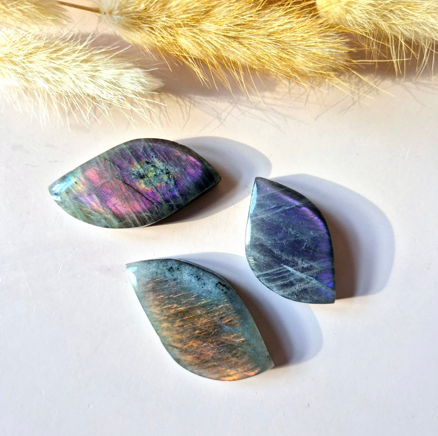 Labradorit Rose – Edelsteinschnitzerei mit Blitz (3,7 cm)