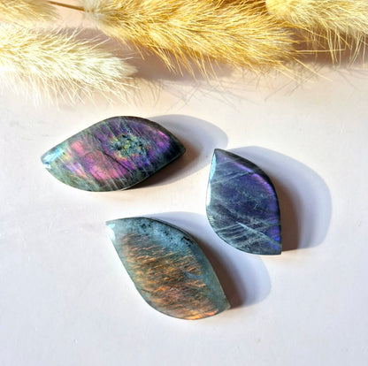 Labradorit Rose – Edelsteinschnitzerei mit Blitz (3,7 cm)