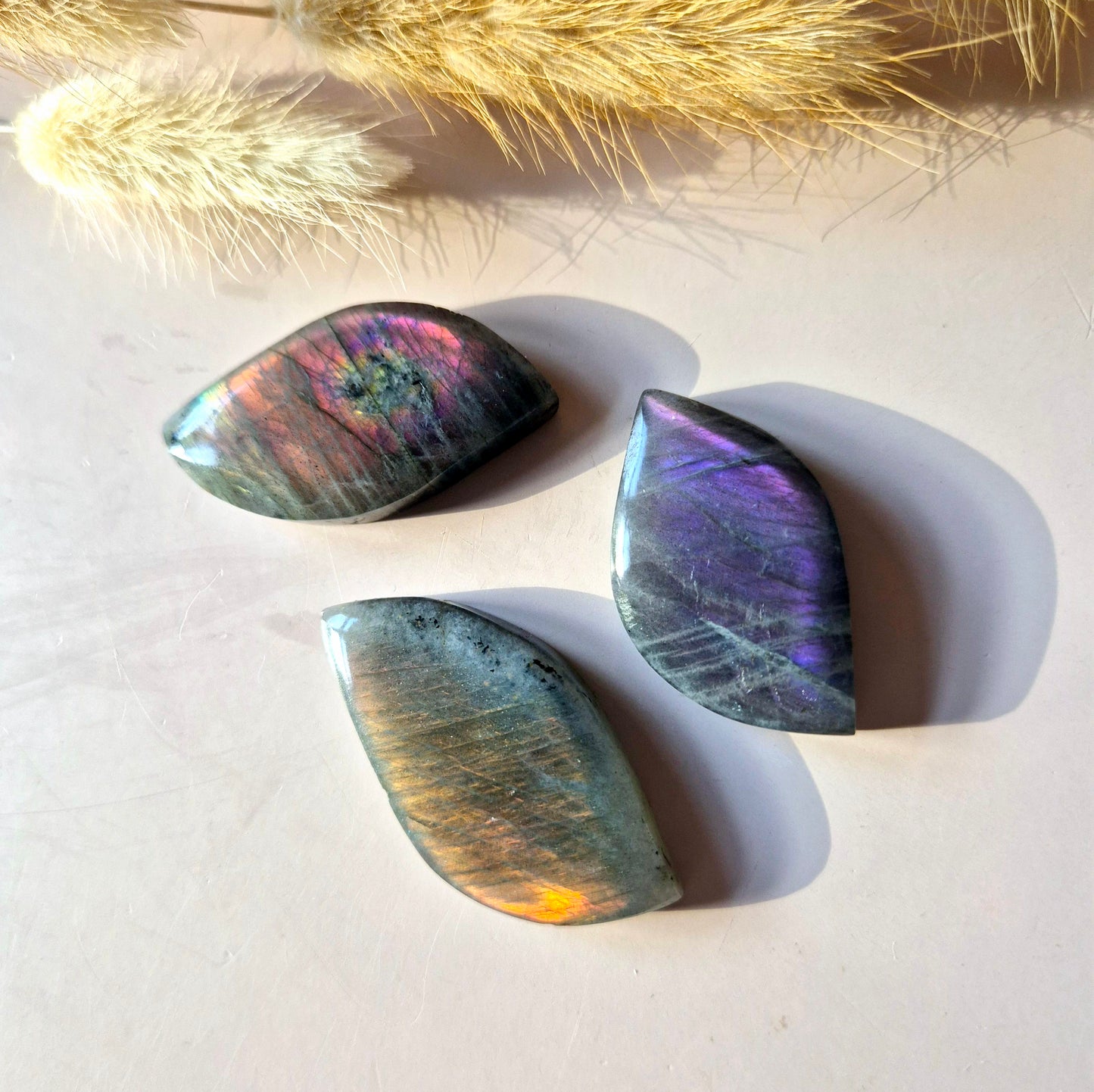 Labradorit Rose – Edelsteinschnitzerei mit Blitz (3,7 cm)