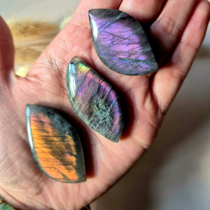 Labradorit Rose – Edelsteinschnitzerei mit Blitz (3,7 cm)