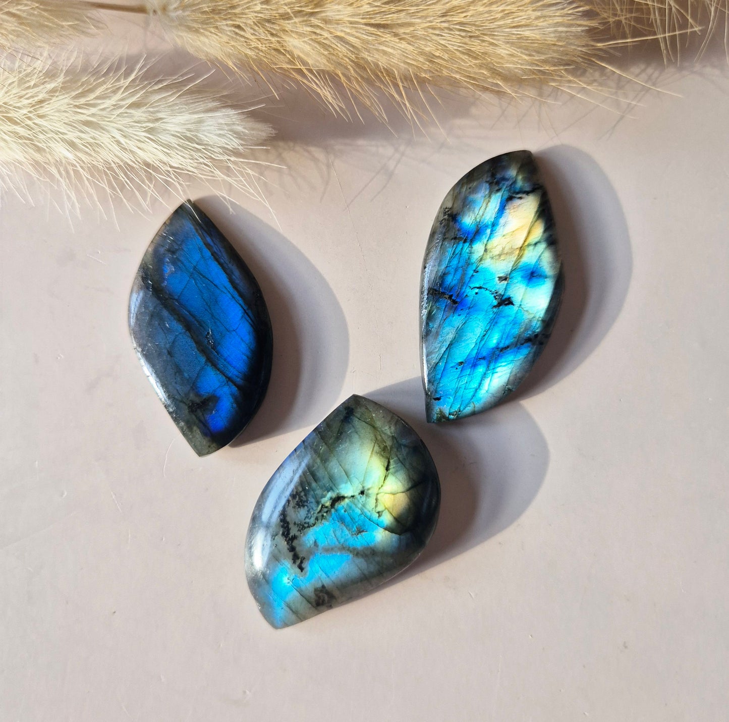 Labradorit Rose – Edelsteinschnitzerei mit Blitz (3,7 cm)