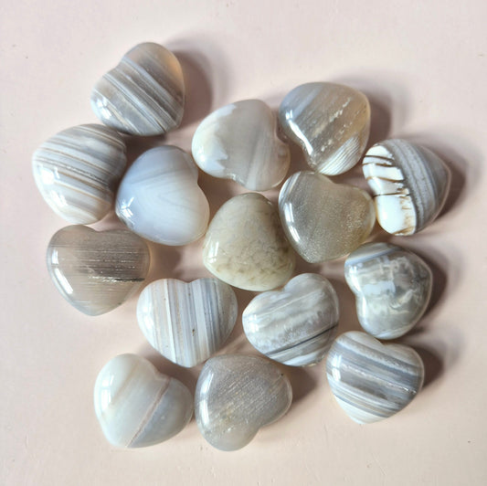 Grauer Seidenachat Palmstein Herz 5cm – Handstein Sorgenstein