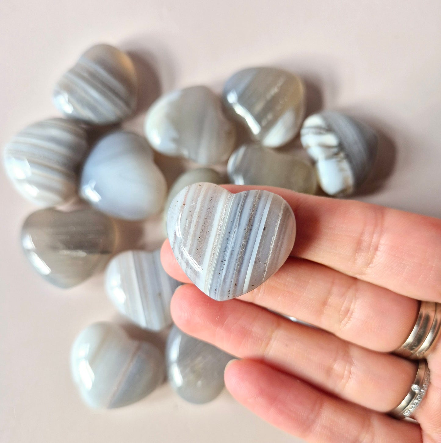 Grauer Seidenachat Palmstein Herz 5cm – Handstein Sorgenstein