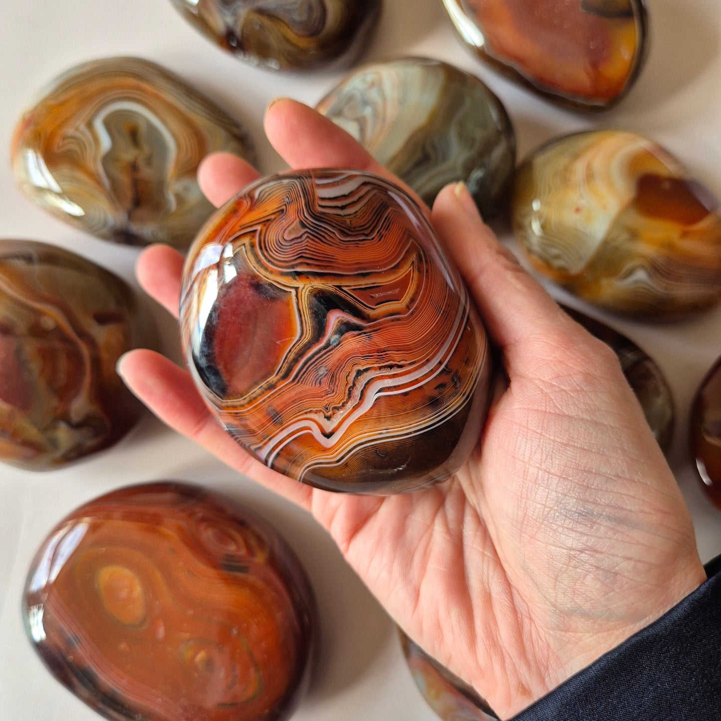 Sardonyx palmsteen – handgepolijste edelsteen met rood-witte banden voor kracht, bescherming en stabiliteit – Moonlight Gemstones