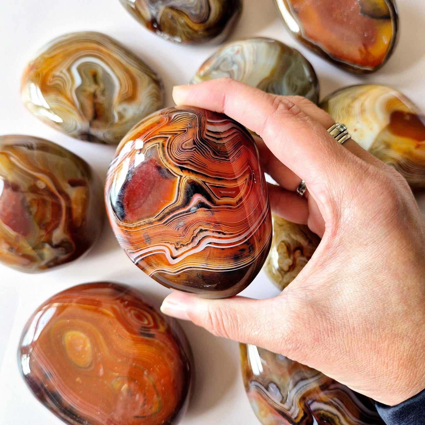 Sardonyx palmsteen – handgepolijste edelsteen met rood-witte banden voor kracht, bescherming en stabiliteit – Moonlight Gemstones