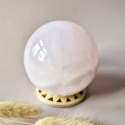 XL Pink Calcite Kristallen Bol 78mm  – (651gram) Statement piece Roze Calciet UV reactief Sphere