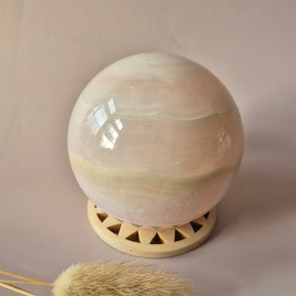 XXL Rosa Calcit Kristallkugel – 13-14 cm (3259 Gramm) Statement-Stück Rosa Calcit UV-reaktive Kugel