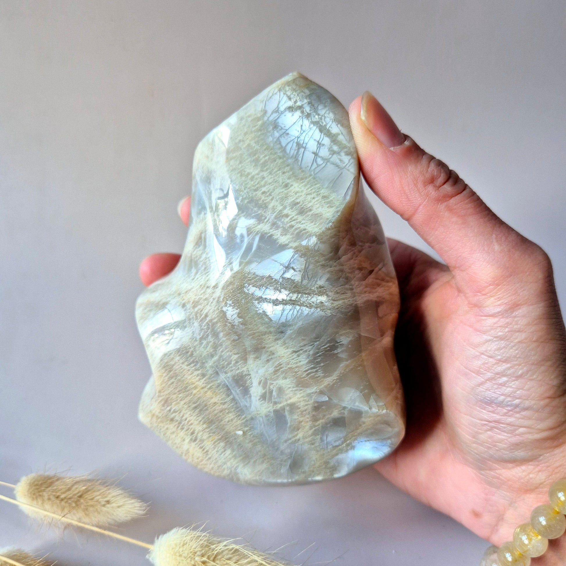 Grijze maansteen flame van 600 gram – natuurlijke edelsteen met zachte glans voor intuïtie, rust en vrouwelijke energie – Moonlight Gemstones