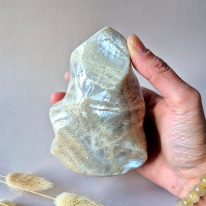 Grijze maansteen flame van 600 gram – natuurlijke edelsteen met zachte glans voor intuïtie, rust en vrouwelijke energie – Moonlight Gemstones