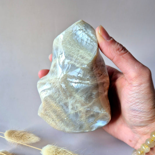 Grijze maansteen flame van 600 gram – natuurlijke edelsteen met zachte glans voor intuïtie, rust en vrouwelijke energie – Moonlight Gemstones