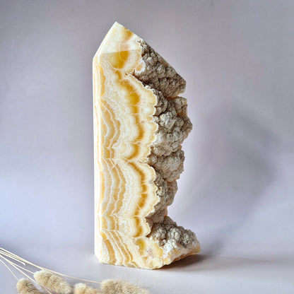 XXL Gele Calciet Toren – Half Ruw, Half Gepolijst 2700g - Uniek statement piece