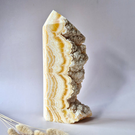 XXL Gele Calciet Toren – Half Ruw, Half Gepolijst 2700g - Uniek statement piece