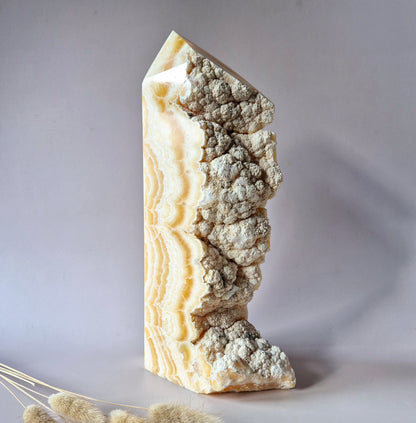 XXL Gele Calciet Toren – Half Ruw, Half Gepolijst 2700g - Uniek statement piece