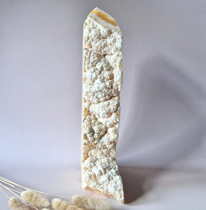 XXL Gele Calciet Toren – Half Ruw, Half Gepolijst 2700g - Uniek statement piece