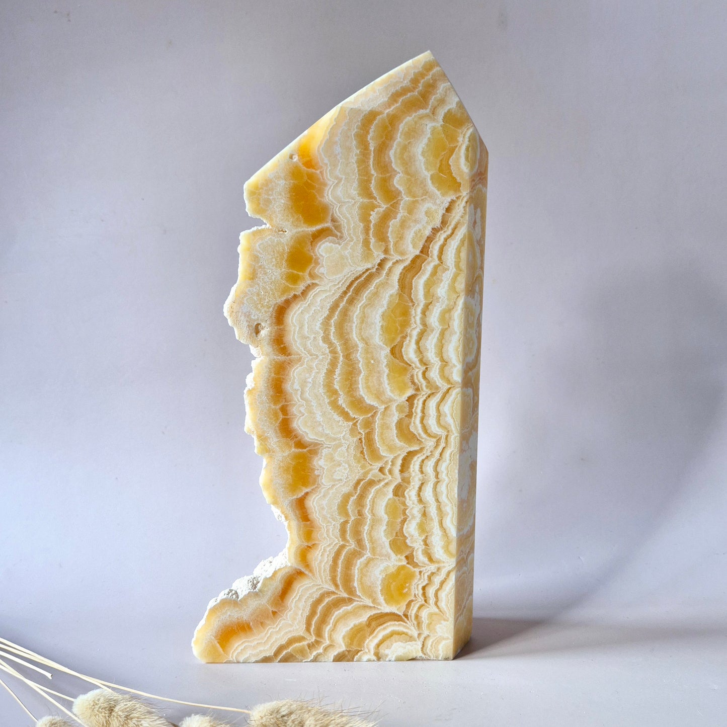 XXL Gele Calciet Toren – Half Ruw, Half Gepolijst 2700g - Uniek statement piece