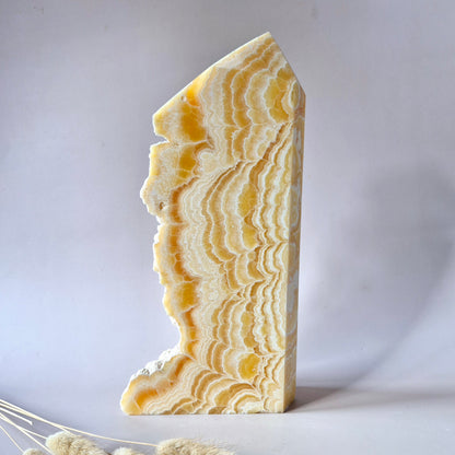 XXL Gele Calciet Toren – Half Ruw, Half Gepolijst 2700g - Uniek statement piece