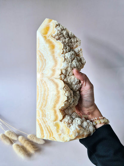 XXL Gele Calciet Toren – Half Ruw, Half Gepolijst 2700g - Uniek statement piece