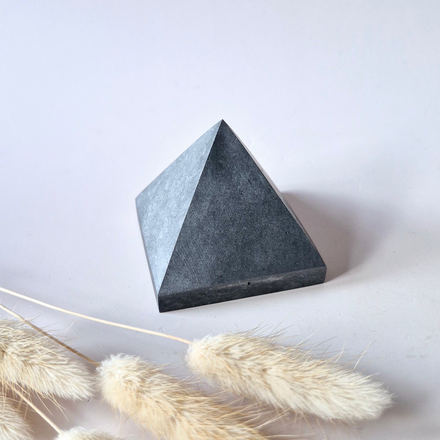 Edelstein Granat Pyramide – 6x6 cm | Vitalität &amp; Leidenschaft