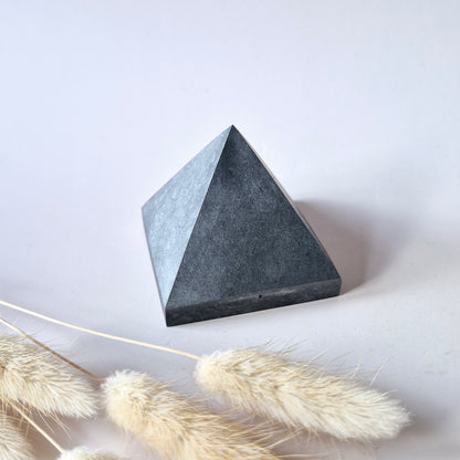 Edelstein Granat Pyramide – 6x6 cm | Vitalität &amp; Leidenschaft