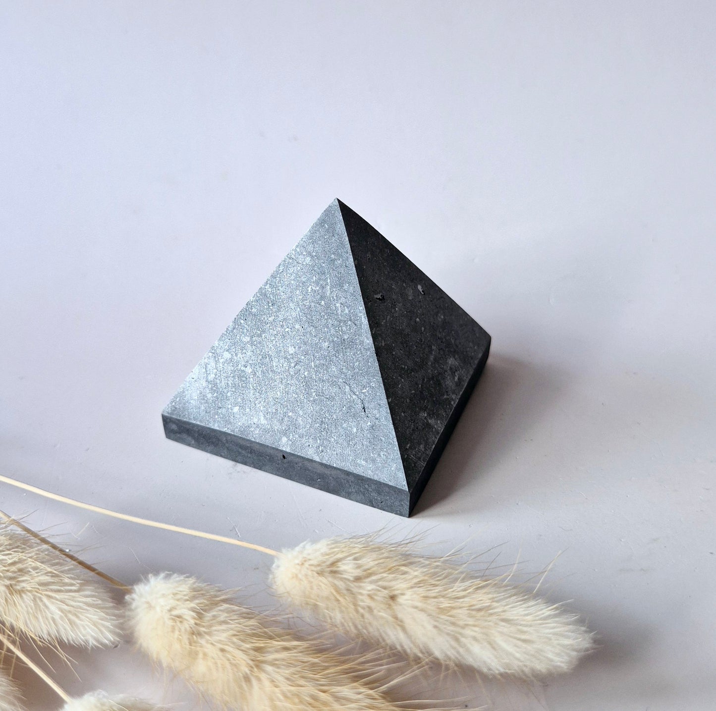 Edelstein Granat Pyramide – 6x6 cm | Vitalität &amp; Leidenschaft