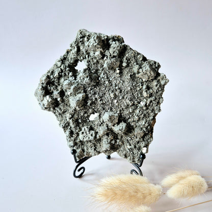 Edelstein Lila Labradorit Herz Palmstein – Intuition, Schutz &amp; Mystische Kraft