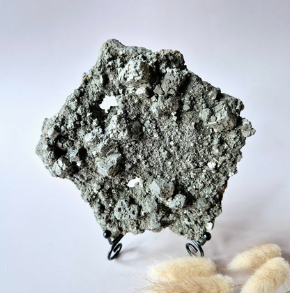 Edelstein Lila Labradorit Herz Palmstein – Intuition, Schutz &amp; Mystische Kraft