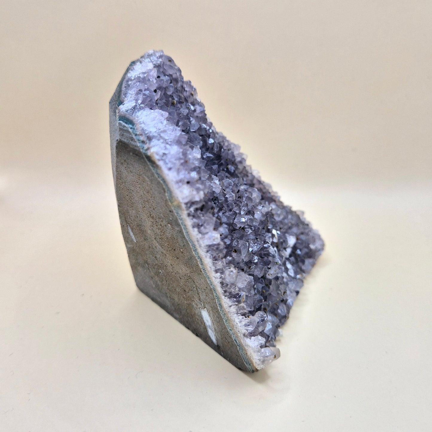 Edelsteen Gepolijste Amethist Geode van 444gram – Spirituele Eyecatcher met Krachtige Energie
