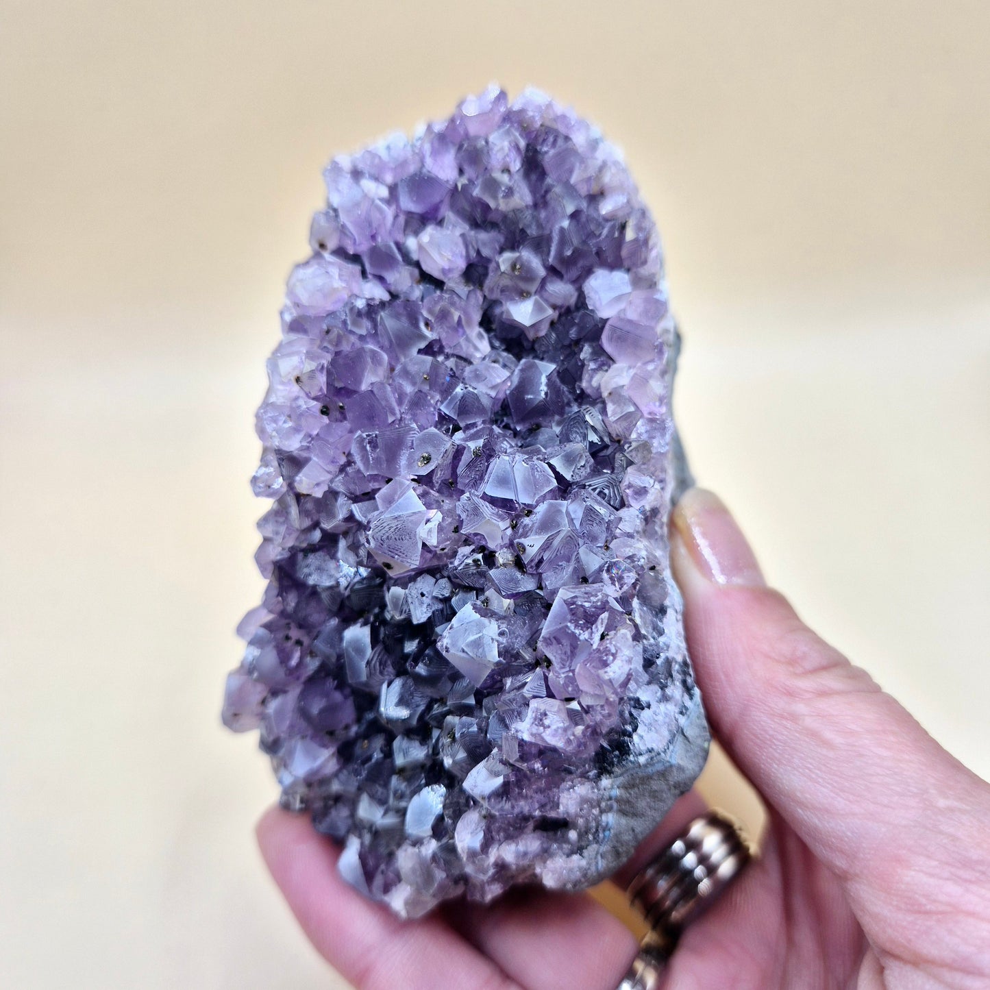 Edelsteen Gepolijste Amethist Geode van 383gram – Spirituele Eyecatcher met Krachtige Energie