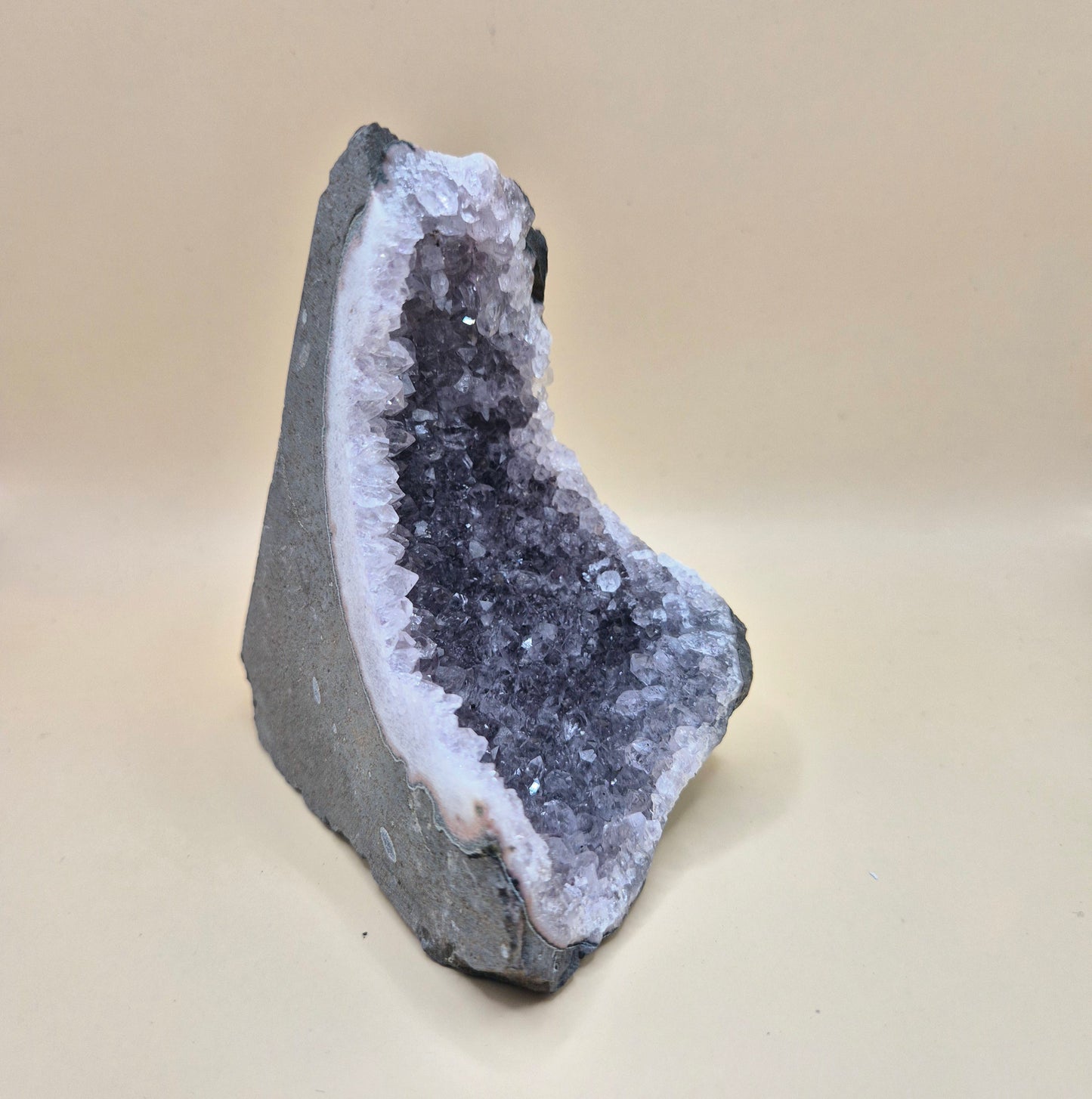 Edelsteen Gepolijste Amethist Geode van 394gram – Spirituele Eyecatcher met Krachtige Energie