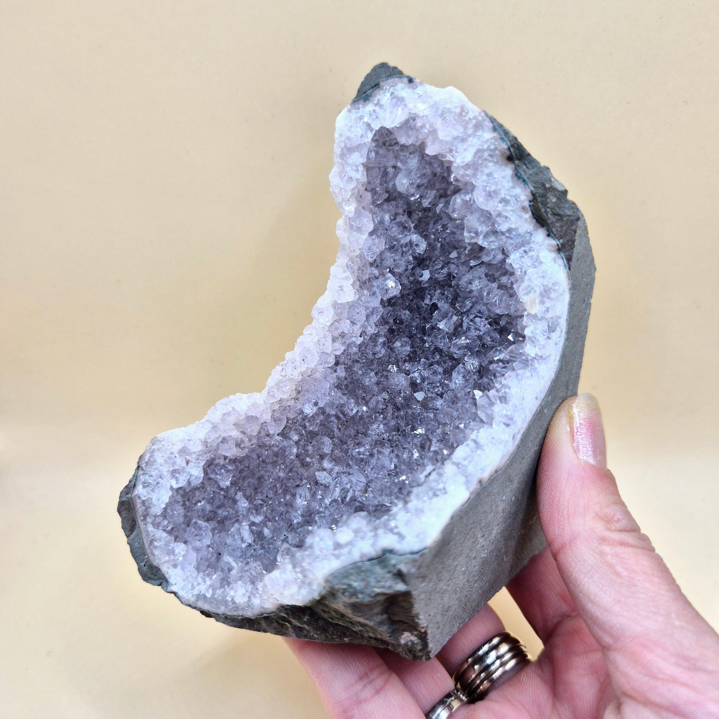 Edelsteen Gepolijste Amethist Geode van 394gram – Spirituele Eyecatcher met Krachtige Energie