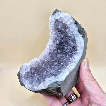 Edelsteen Gepolijste Amethist Geode van 394gram – Spirituele Eyecatcher met Krachtige Energie