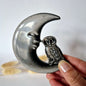Edelsteen Carving – Silver Obsidiaan Maan & Uil (10–12 cm)