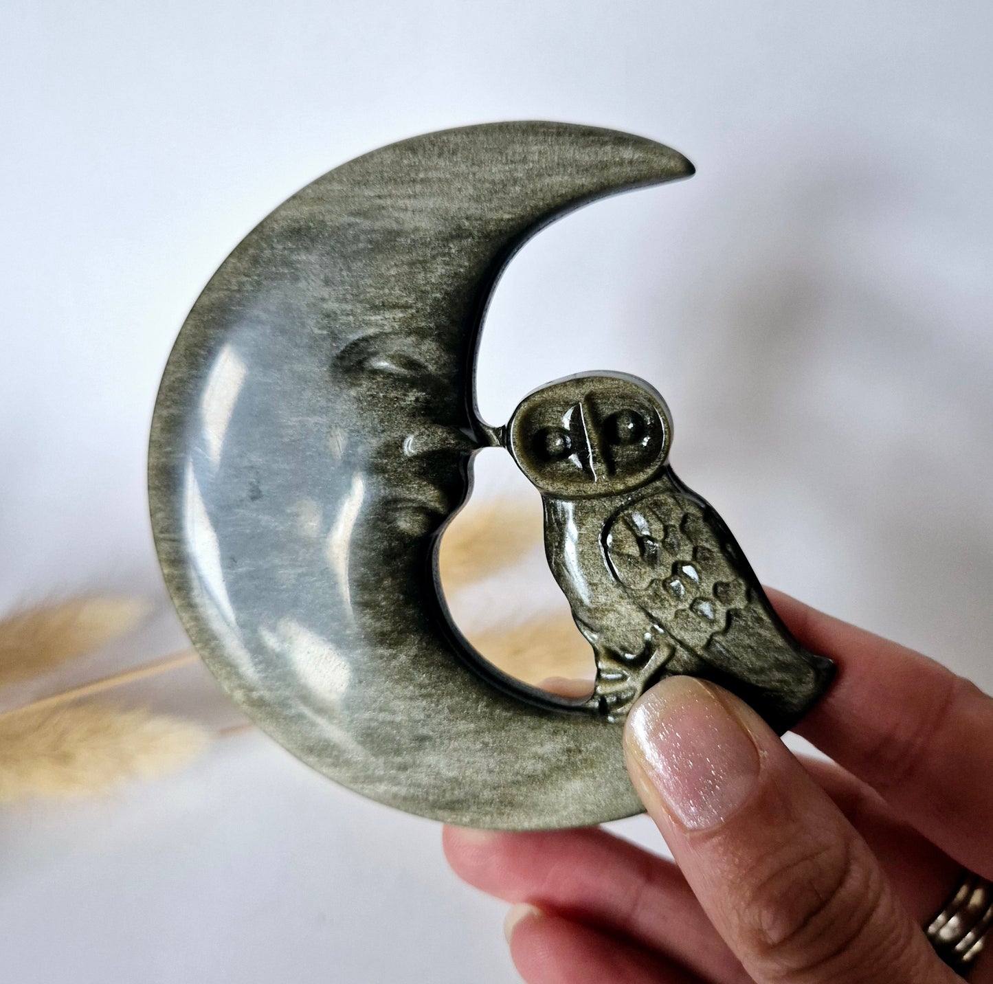 Edelsteen Carving – Golden Obsidiaan Maan & Uil (10–12 cm)