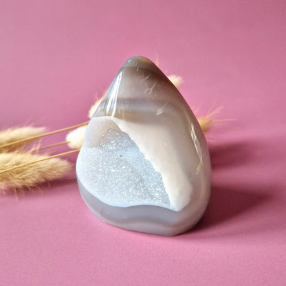 Druzy Grauer Achat - Tropfenförmiger stehender Edelsteinkristall - Nr. 12. 86 Gramm