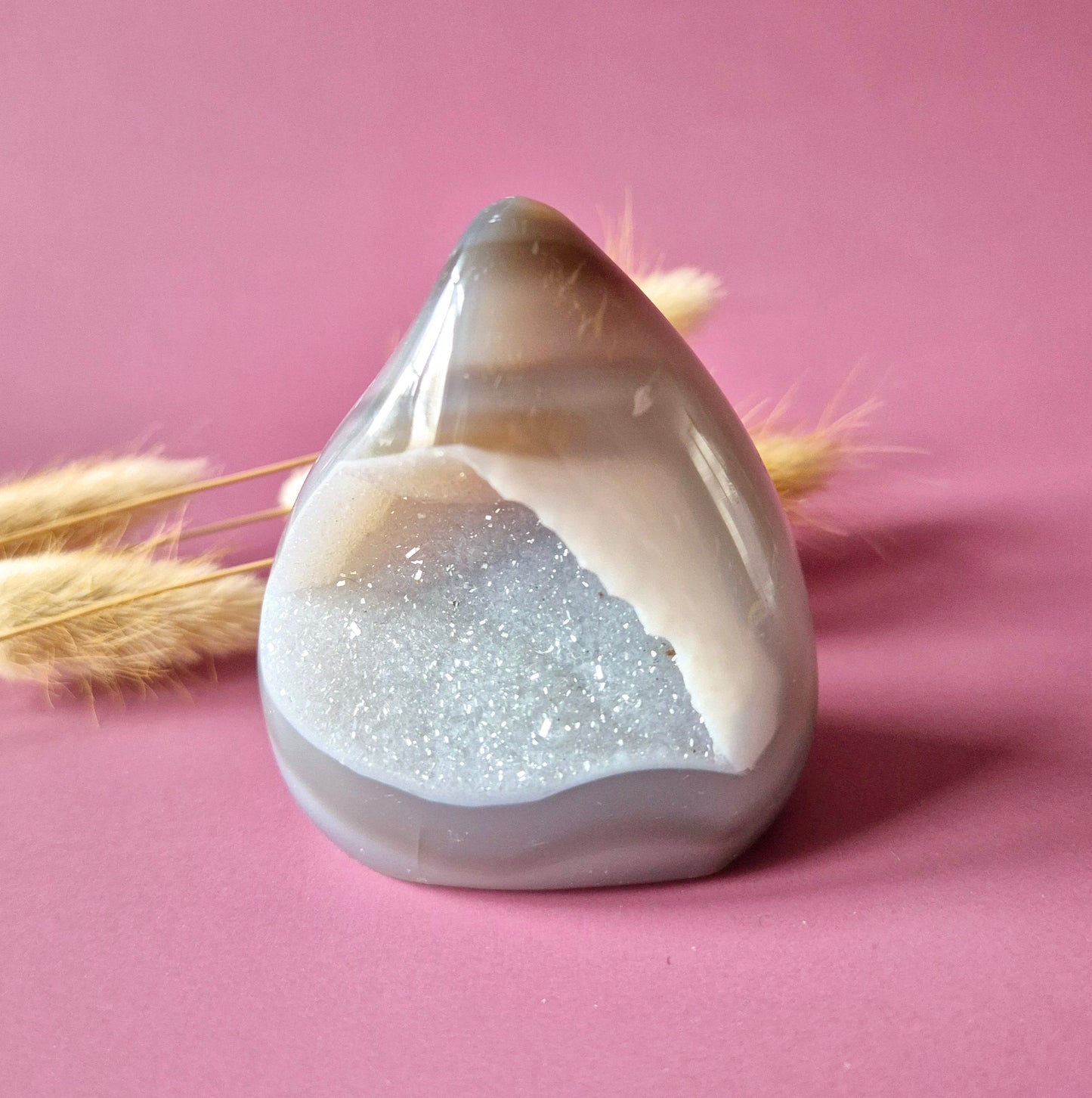 Druzy Grauer Achat - Tropfenförmiger stehender Edelsteinkristall - Nr. 12. 86 Gramm