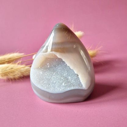 Druzy Grauer Achat - Tropfenförmiger stehender Edelsteinkristall - Nr. 12. 86 Gramm