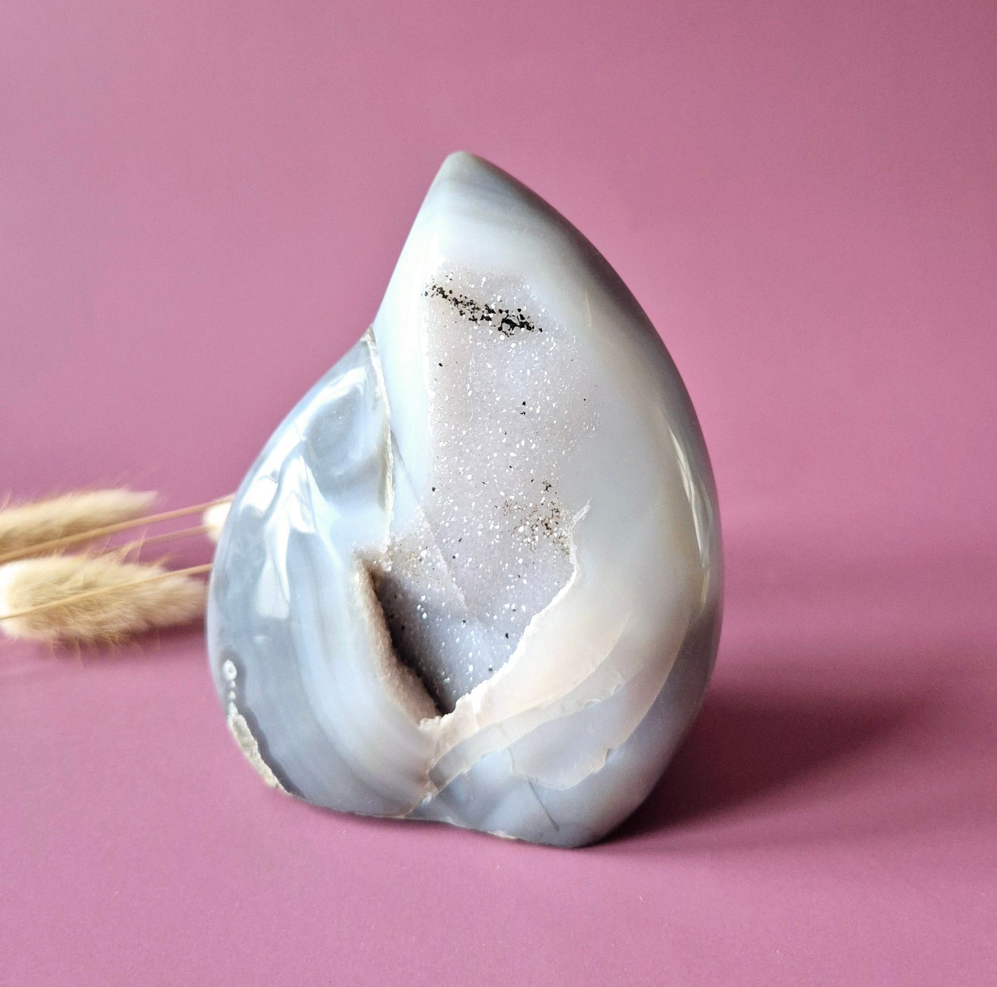 Druzy Grauer Achat - Tropfenförmiger stehender Edelsteinkristall - Nr. 12. 86 Gramm