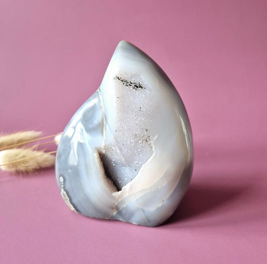 Druzy Grauer Achat - Tropfenförmiger stehender Edelsteinkristall - Nr. 12. 86 Gramm