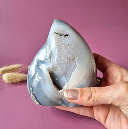 Druzy Grauer Achat - Tropfenförmiger stehender Edelsteinkristall - Nr. 12. 86 Gramm